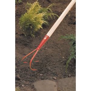 Kapa nyéllel (140 cm) a talaj megmunkálásához a kertben. A kerti szerszám három acélfoggal rendelkezik.