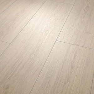 Világos, vízálló Egger NatureSense Aqua laminált padló fehér színben, fa hatással.