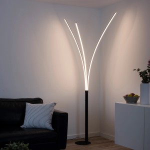 Modern, fekete LED állólámpa Maja (80x215cm) a nappaliban.