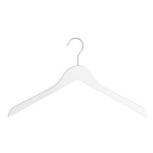 Fehér fa vállfa fém akasztóval textil tároláshoz.