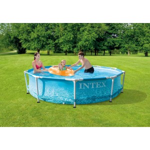 Intex Frame Pool Set Beachside, Ø 305 cm, családdal a kertben.