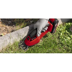 Einhell Power X-Change GC-CG 18/1 Li-Solo akkus fűnyíró a pázsit szélénél.