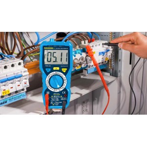 Pancontrol PAN 184 PROFI digitális multiméter mérést végez egy kapcsolódobozban.