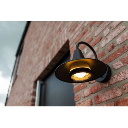 Fekete LED kültéri fali lámpa téglafalon.