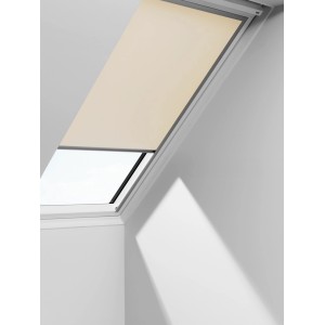 Velux DKL MK06 1085S Beige tetőtéri ablak részben nyitott állapotban, rolóval.