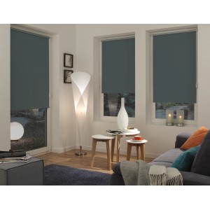 Gardinia EasyFix Thermo roló, 100x150 cm, Pala, nappaliban három ablakkal.