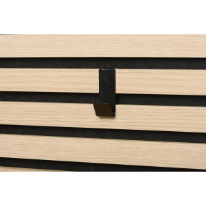 Fekete Denpanels akasztó (2 db) akusztikus panelre szerelve.