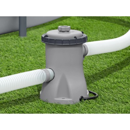 Bestway Flowclear szűrőbetétes vízforgató 1249 l/h tömlővel a gyepen.