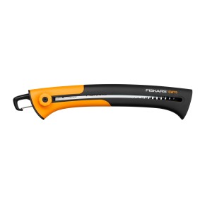 Fiskars Xtract SW75 kézi fűrész durva fogazással, narancs-fekete, penge a nyélbe húzva.