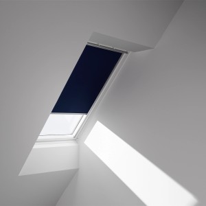 Velux DKL MK06 sötétkék tetőtéri ablakroló az optimális sötétítéshez.