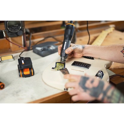 Worx MakerX 20 V akkus hőlégfúvó WX743.9 matrica eltávolítása egy gitárról.