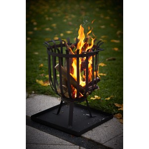 Fekete Gartenfreude tűzrakó kosár piszkavasal, alátéttel és égő fával.
