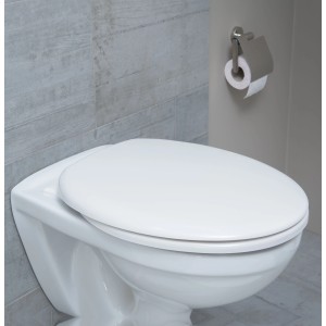 Fehér Schütte WC-ülőke lassú záródású mechanizmussal, WC-re szerelve.
