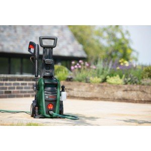 Bosch UniversalAquatak 135 magasnyomású mosó fúvókával és tartozékokkal a kertben.