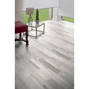 Kaindl Comfort 7 mm-es teak laminált padló egy szobában lerakva. Fa szerkezet erezettel.