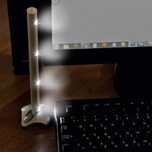 LED asztali lámpa több fényponttal billentyűzet és monitor mellett.