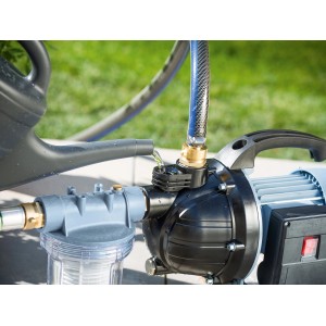 800 W GP 3200 kerti szivattyú öntözés közben locsolókannával és tömlővel.