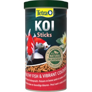 Tetra Pond Koi Sticks halétel 1 l-es dobozban, koival és táplálékkal.