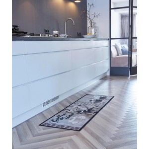 Barna Cook&Wash Coffee konyhai futószőnyeg 50x150 cm kávémintával a konyhabútor előtt.