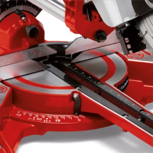 Einhell TC-SM 2131/1 Dual gérvágó fűrész, a fűrészlap és a szögskála részletes nézete.