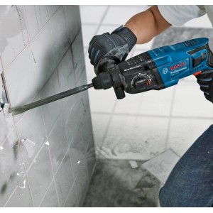 Bosch Professional GBH 2-21 fúrókalapács csempe eltávolítás közben.