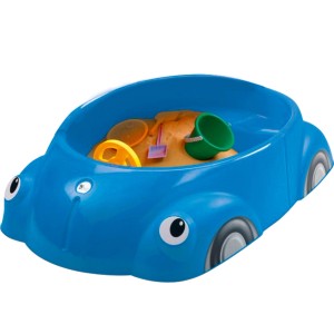 Kék autó alakú homokozó homokkal és játékokkal gyerekeknek.