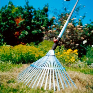 Gardena combisystem lombseprű 50 cm munkaszélességgel használat közben a kertben.