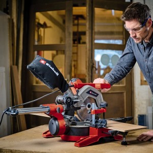 Einhell TE-SM 8 L Dual gérvágó fűrész piros/szürke színben, felhasználóval, aki fát vág.