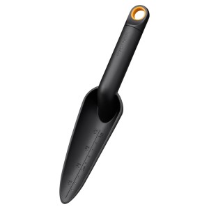 Keskeny, fekete Fiskars Solid ültetőkanál (6 cm) mérőskálával a talajműveléshez.