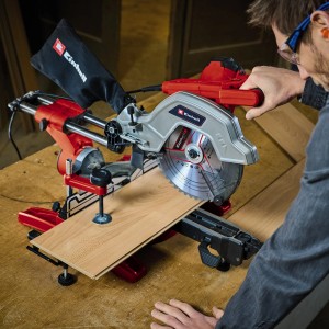 Einhell TE-SM 10 L Dual gérvágó fűrész használat közben munkadarabbal.