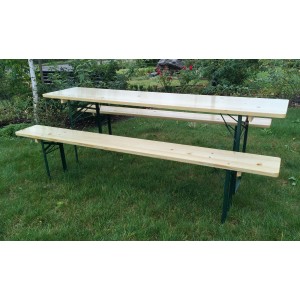 Összecsukható sörsátor garnitúra 50 cm széles asztallal a kertben.