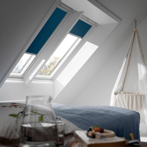 Velux DG 085 1100S kék tetőtéri ablak sötétítő roló hálószobában.