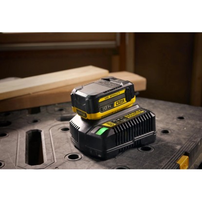 Stanley Fatmax V20 18V/4Ah akkumulátor töltőállomáson. Lítium-ion csereakkumulátor elektromos kéziszerszámokhoz.