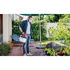 Férfi Einhell GE-WS 18/75 Li-Solo akkus permetezőt használ a kertben növényápolásra.
