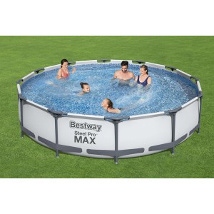 Bestway Steel Pro Max Frame medence szett, Ø 366 cm, fürdőző emberekkel a kertben.