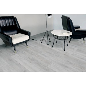 Világos Kaindl Masterfloor laminált padló, 7 mm, Fiorano tölgy, bútorokkal berendezett nappaliban.