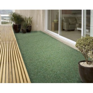 Lerakott zöld Green műfű (400 cm) egy növényekkel teli erkélyen.