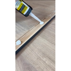 Soudal Fix All Turbo, fehér, felvitele falécre. Erős ragasztó szereléshez.