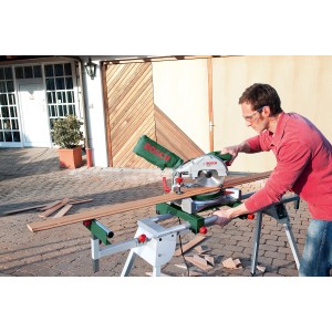 Bosch PCM 7 gérvágó fűrész használat közben lézerrel és porzsákkal. Precíz vágások fához.