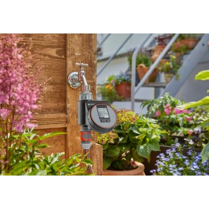 Gardena Flex öntözőkomputer csappal, tömlővel a kertben.