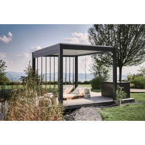Modern Biohort pergola sötétszürke/ezüst metál színben, kertben, napozóágyakkal. Teraszfedés kültéri használatra.