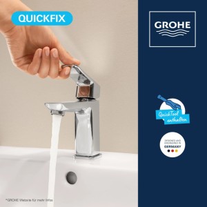 Fényes Grohe egykaros mosdócsaptelep Dice S-Size króm mosdón. Kéz működteti a kart, víz folyik. QuickFix szerelés.