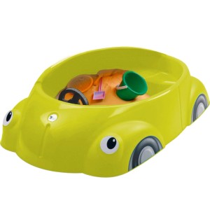 Sárga autó alakú homokozó játékokkal gyerekeknek.