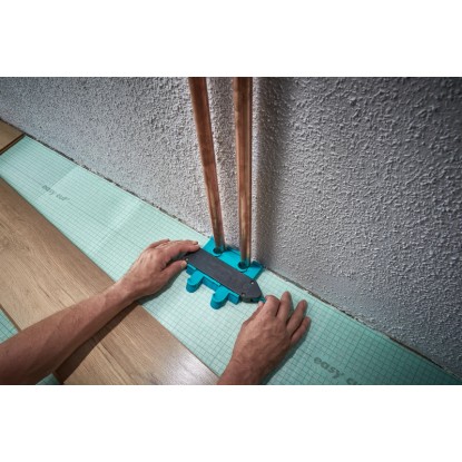 Wolfcraft illesztőkészlet laminált és design padlókhoz csövek jelölésére használva.
