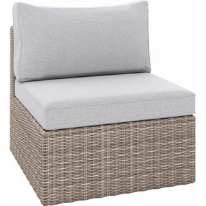 Homokszínű polyrattan Olea lounge fotel világosszürke párnákkal. Kerti bútor a pihenéshez.