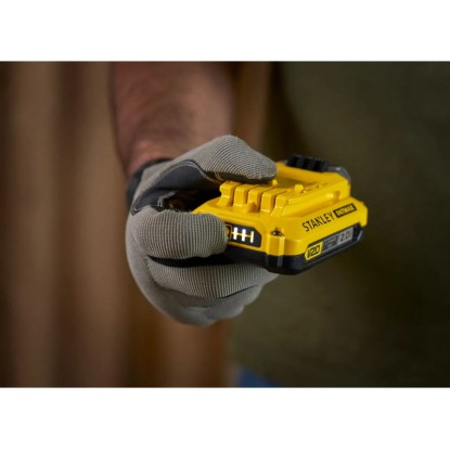 Stanley Fatmax V20 18V/2Ah akkumulátor kézben munkáskesztyűvel. Csereakkumulátor elektromos kéziszerszámokhoz.