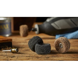 Dremel SC511DM finomcsiszoló korong készlet barna és fekete csiszolókorongokkal fa alapon.