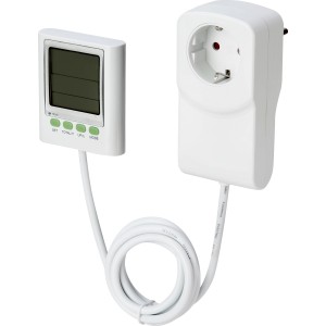 Fehér energiaköltség-mérő monitorral a konnektorhoz, fogyasztás ellenőrzéséhez.