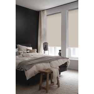 Bézs Schöner Wohnen hővédő rolók (45x150 cm) a hálószobában, fényzáró és hővisszaverő.