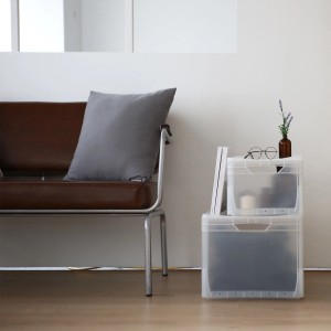 Egymásra rakott szürke Eurobox-System dobozok (60x40x32 cm) tömör falú tárolódobozként a nappaliban.